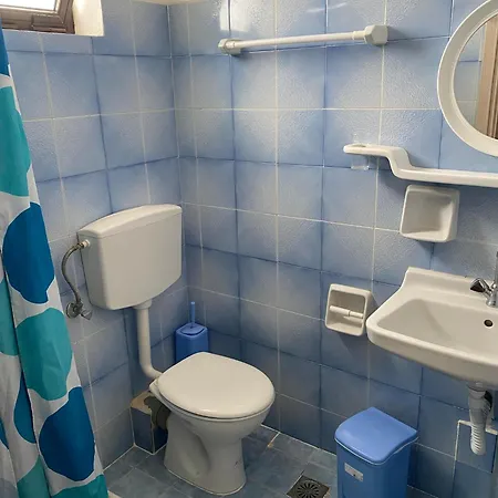 Love hotel Mary Laganas